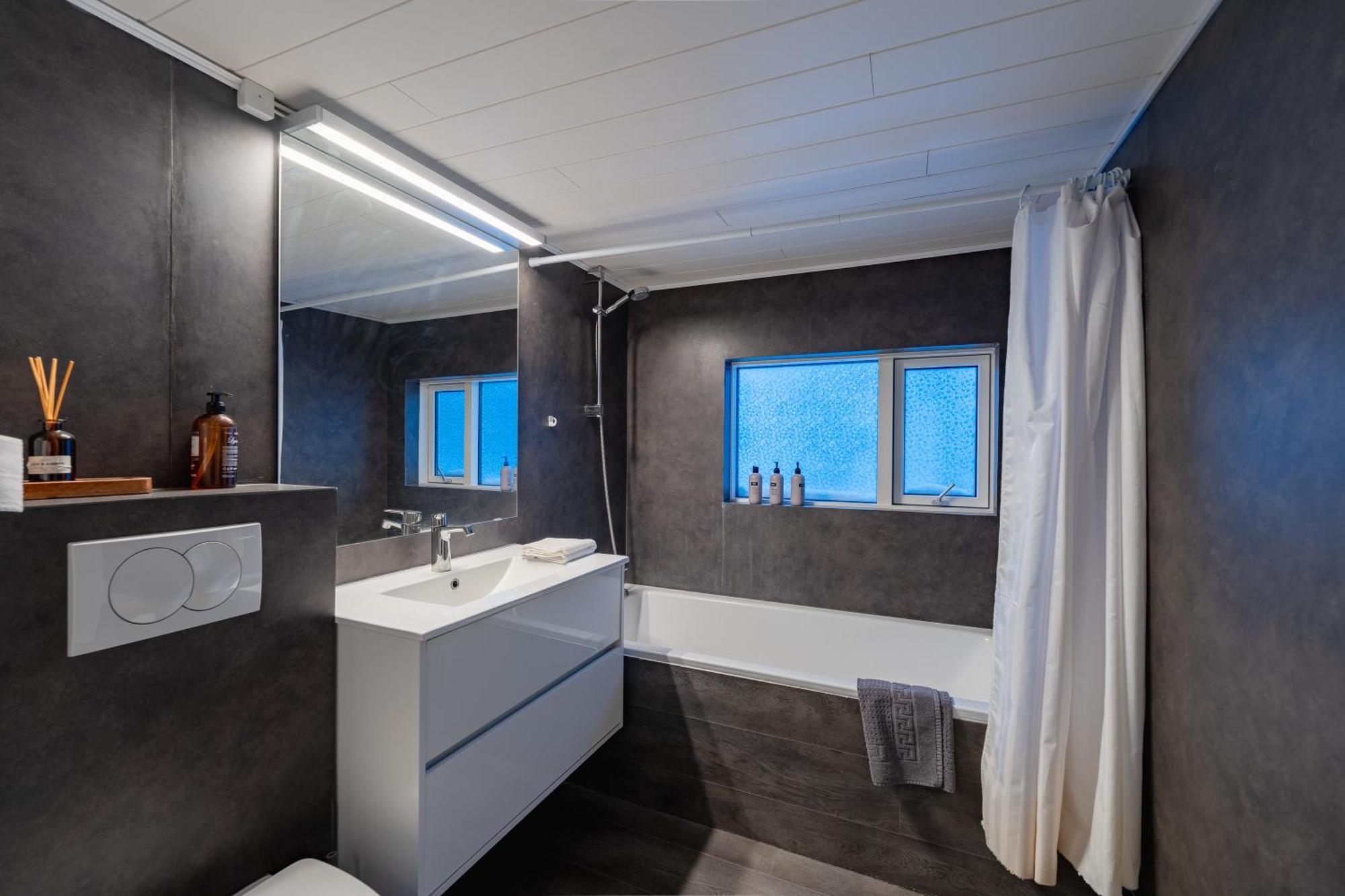 Day Dream Central Akureyri Three Bedroom Apt Zewnętrze zdjęcie